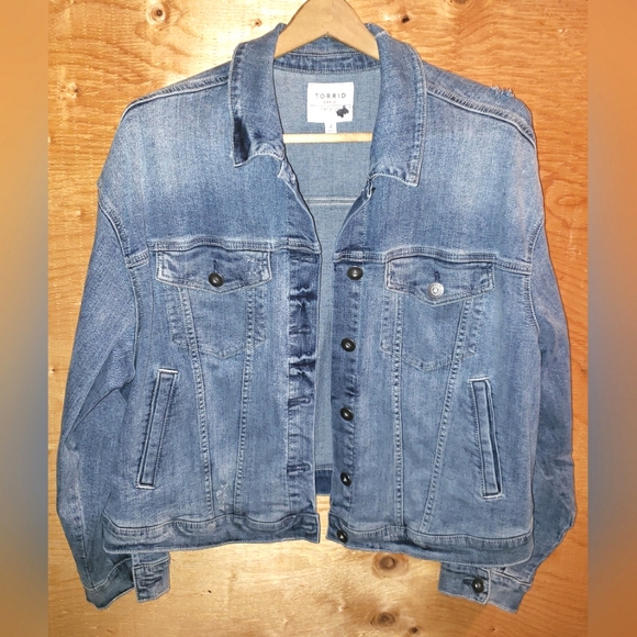 Women’s torrid 2 Medium Wash Distressed Denim Trucker Jacket 2X 18/20 - Picture 3 of 8